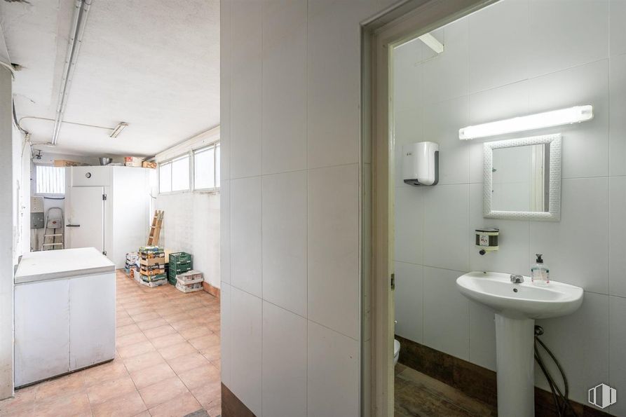 Local en alquiler y venta en Las Matas, Las Rozas de Madrid, Madrid, 28290 con fregadero, ebanistería, ventana, suelos, pared, suelo, techo, interiorismo, habitación y accesorios de fontanería alrededor