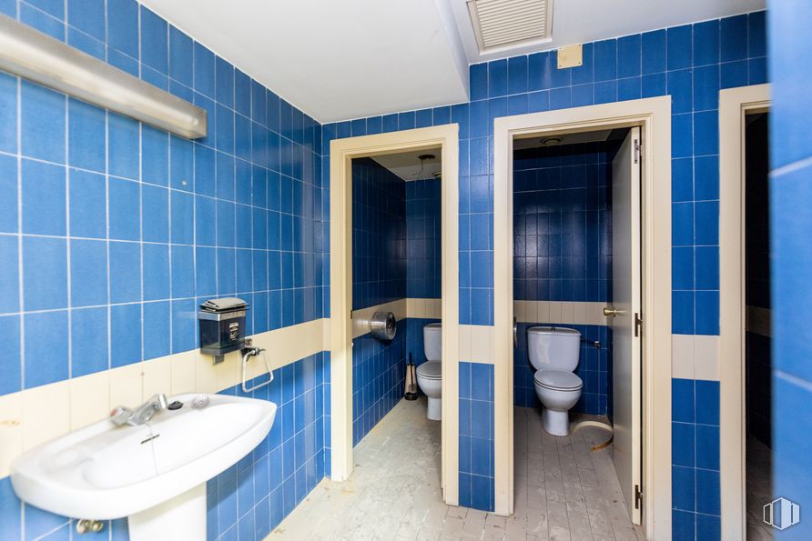 Retail for sale & for rent at Calle Gaztambide, Chamberí, Madrid, 28015 with sink, toilet, mirror, tap, property, plumbing fixture, blue, building, azure and bathroom around