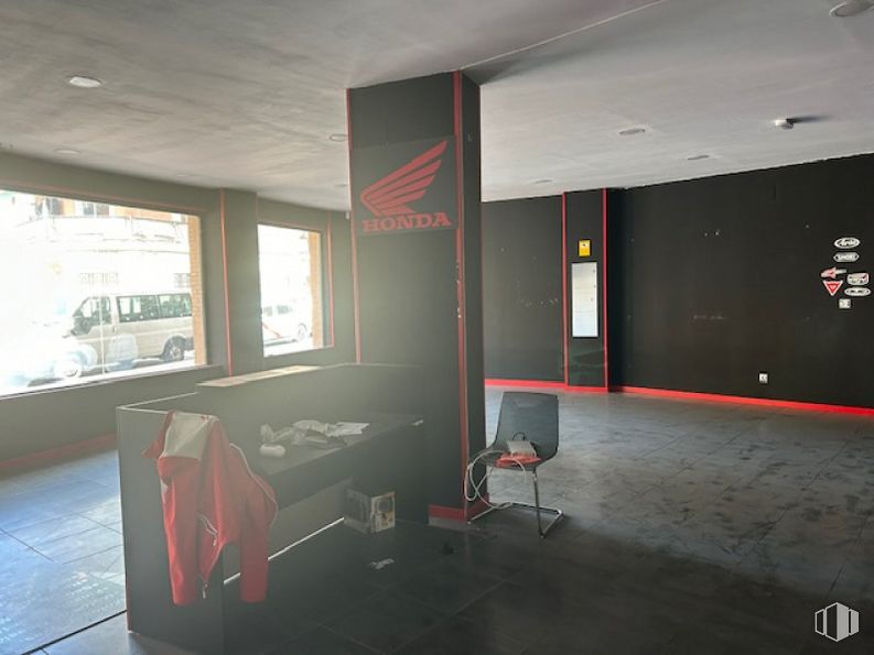 Local en alquiler en Centro urbano, Getafe, Madrid, 28901 con silla, ventana, edificio, suelo, suelos, hall, casa, tintes y matices, sombra y techo alrededor