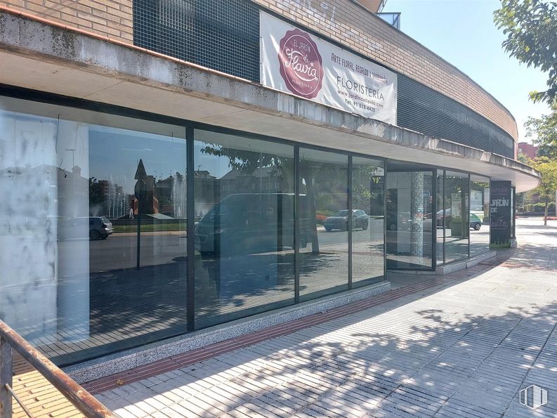 Local en alquiler y venta en Calle Móstoles, 78, Fuenlabrada, Madrid, 28942 con edificio, fachada, edificio comercial, sombra, árbol, puerta, cielo, ciudad, uso mixto y acera alrededor