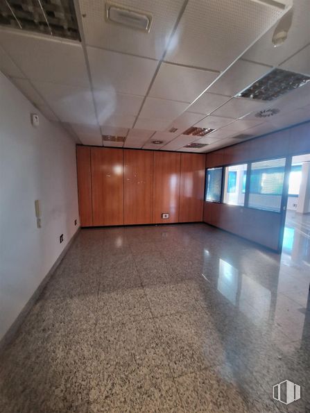 Oficina en alquiler en Zona El Pinar - Punta Galea, Las Rozas de Madrid, Madrid, 28230 con ebanistería, hall, suelos, suelo, edificio, puerta, accesorio, techo, evento y madera alrededor