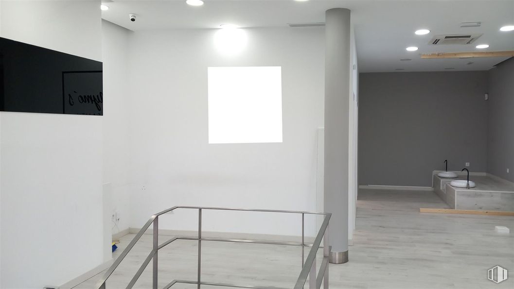 Retail for sale & for rent at Calle Abastos, 94, Aranjuez, Madrid, 28300 with flooring, wall, floor, interior design, ceiling, lighting, composite material, glass, room and apartment around