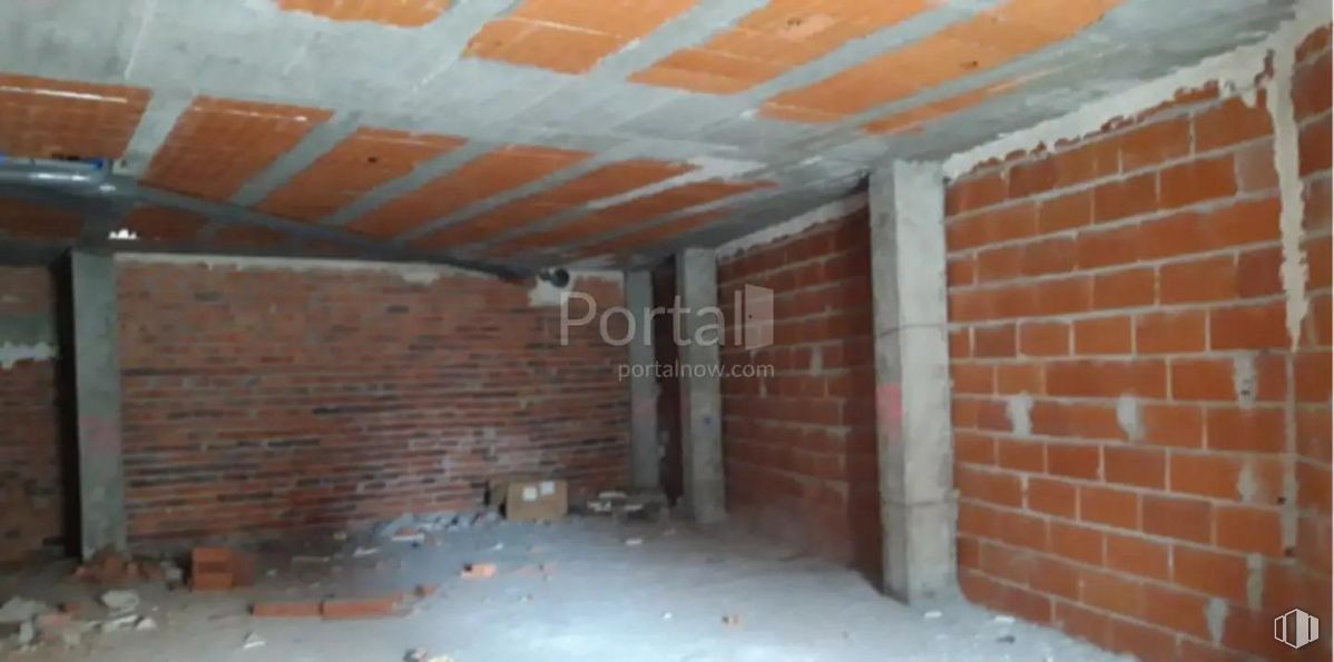 Retail for sale at Calle Espada, Cantimpalos, Segovia, 40360 with building, wood, brick, wall, fixture, brickwork, floor, building material, flooring and roof around