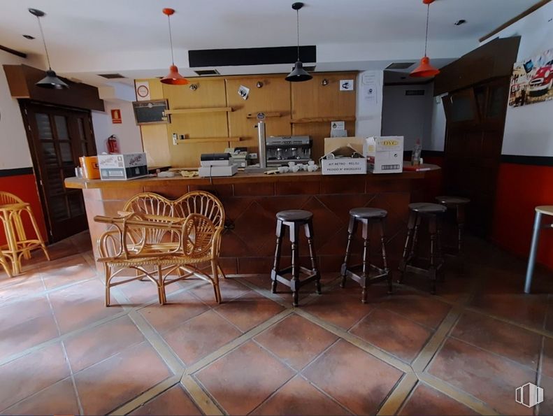 Retail for rent at Zona Amurallada, Ávila, 05001 with stool, lighting, furniture, table, wood, cabinetry, chair, kitchen, floor and flooring around