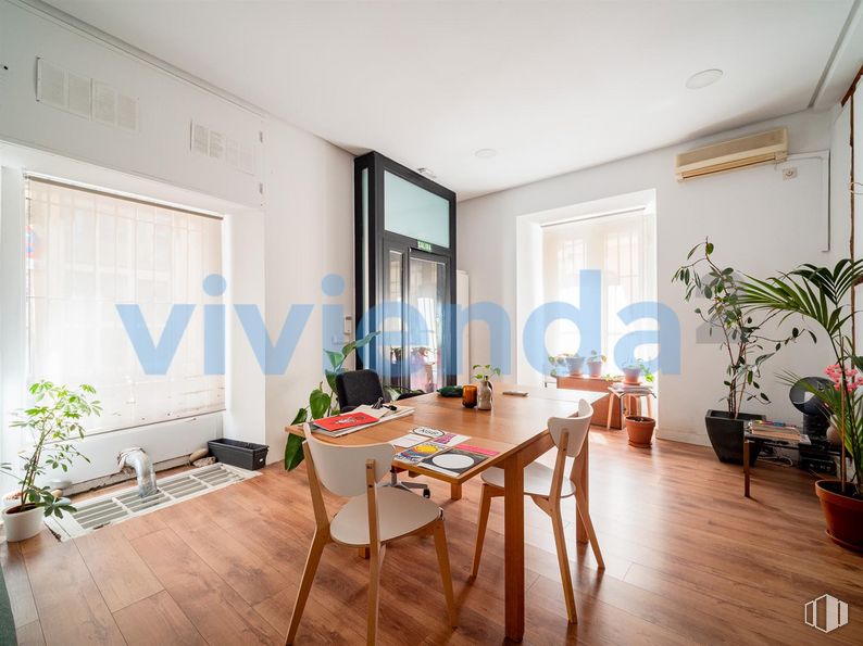 Local en venta en Calle San Simón, Centro, Madrid, 28012 con silla, mesa de cocina y comedor, planta de interior, mesa, planta, mueble, edificio, interiorismo, maceta y madera alrededor