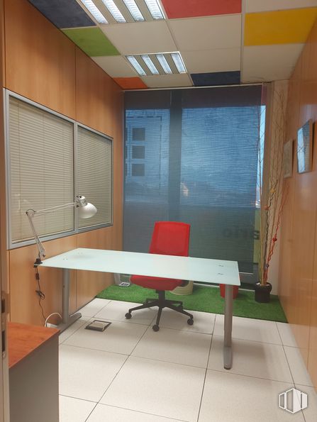 Oficina en alquiler en Avenida Portugal, 32, Griñón, Madrid, 28971 con mesa, silla, alumbrado, mueble, edificio, accesorio, silla de oficina, diseño de interiores, madera y naranja alrededor