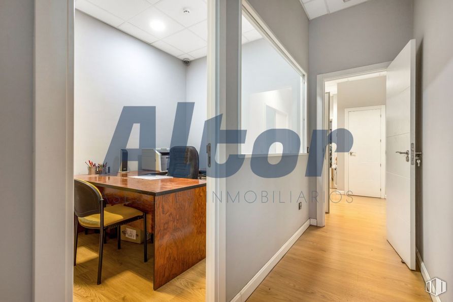 Office for sale at Calle Arroyo Bueno, Villaverde, Madrid, 28021 with desk, chair, door, table, property, building, fixture, wood, interior design and floor around