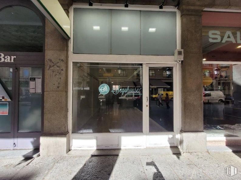 Retail for rent at Avenida Acueducto, Segovia, 40001 with door, composite material, glass, commercial building, metal, logo, transparency, sign, screen door and cleanliness around