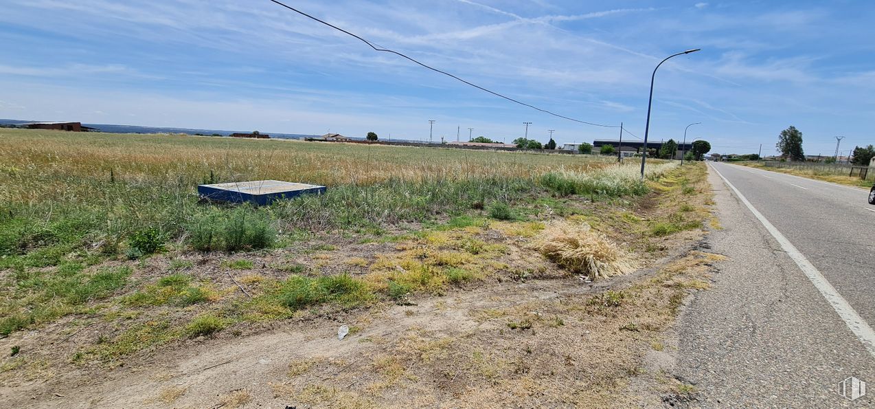 Land for sale at Zona N-403a, Escalona, Toledo, 45910 with street light, cloud, sky, plant, land lot, natural landscape, overhead power line, grass, electricity and grassland around