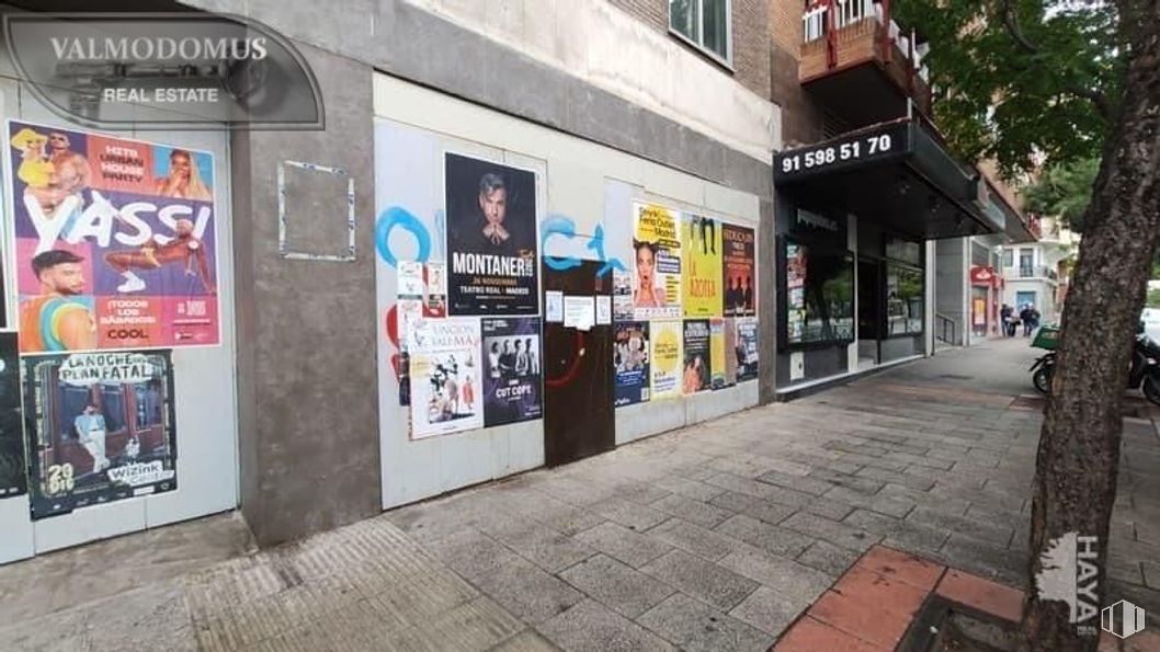 Retail for sale at Zona Vallehermoso, Moncloa - Aravaca, Madrid, 28003 with poster, advertising and banner around