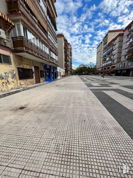 Retail for sale at Calle Juan Ramón Jiménez, Móstoles, Madrid, 28932 with building, cloud, sky, road surface, asphalt, wood, urban design, flooring, floor and sidewalk around