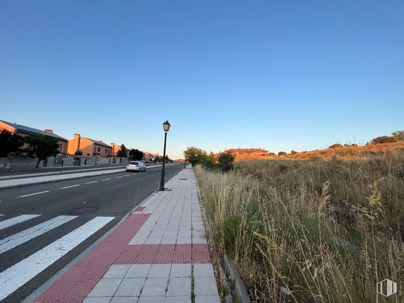 Land for sale at Calle Países Bajos, Ávila, 05004 with building, sky, plant, road surface, asphalt, sunlight, street light, car, natural landscape and dusk around