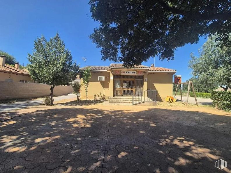 Local en alquiler y venta en Calle Paraiso, Torre del Burgo, Guadalajara, 19197 con propiedad, cielo, planta, árbol, superficie de la carretera, sombra, lote de terreno, asfalto, edificio y zona residencial alrededor