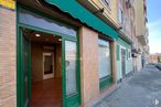 Retail for sale at Barrio Concepción, Ciudad Lineal, Madrid, 28027 with door, wall, facade, composite material, brick, brickwork, sidewalk, awning, building material and paint around