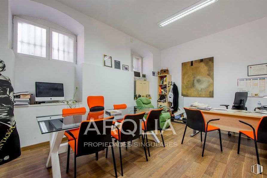 Oficina en venta en Calle Ferraz, Moncloa - Aravaca, Madrid, 28008 con silla, pantalla de ordenador, lámpara, alumbrado, ventana, persona, electrodoméstico, mueble, mesa y edificio alrededor