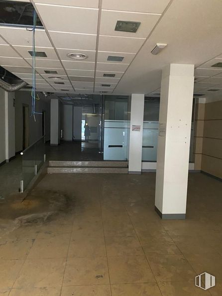 Local en alquiler y venta en Paseo Curas, Alcalá de Henares, Madrid, 28801 con ebanistería, edificio, suelo, suelos, accesorio, techo, hall, gas, vidrio y puerta alrededor