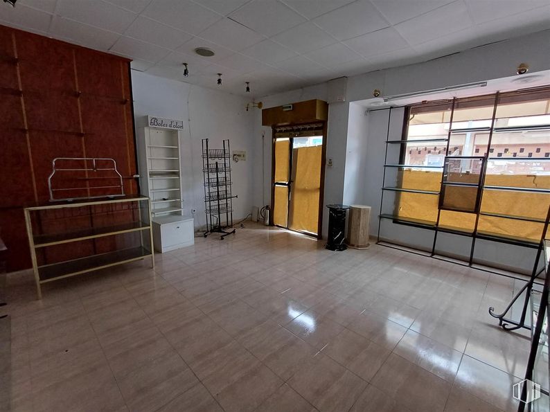 Local en venta en Avenida Comunidad de Madrid, 11, Mejorada del Campo, Madrid, 28840 con puerta, ventana, madera, suelo, hall, suelos, accesorio, madera dura, techo y estantería alrededor