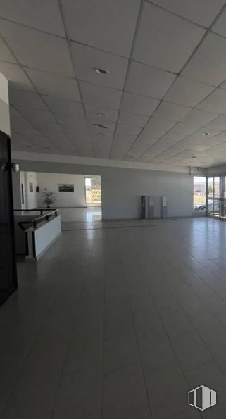 Industrial for sale at Carretera Navahermosa, Guadamur, Toledo, 45160 with flooring, floor, hall, fixture, concrete, glass, ceiling, space, city and tile flooring around