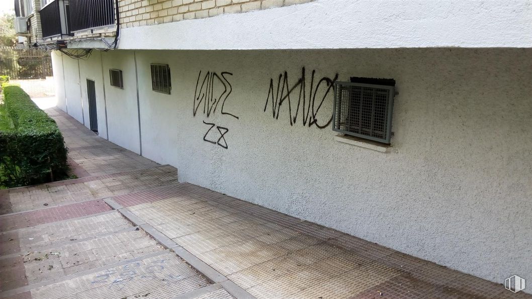 Local en venta en Avenida Lisboa, 24, Coslada, Madrid, 28820 con ventana, edificio, planta, superficie de la carretera, arte, graffiti, madera, fuente, acera y suelos alrededor