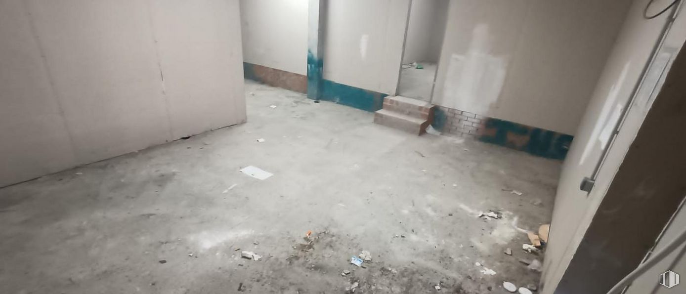 Retail for sale at Los Valles - Sanz Vázquez - El Fuerte, Guadalajara, 19005 with fixture, flooring, floor, composite material, gas, building material, concrete, paint, stain and room around