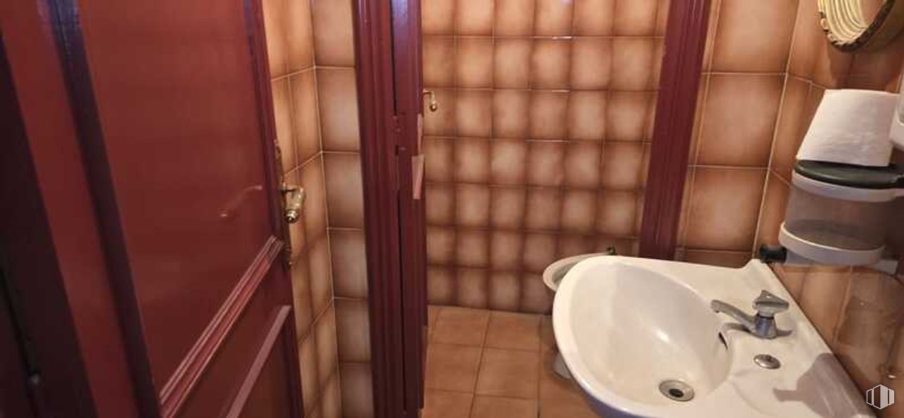 Local en venta en Calle Fernando El Católico, Chamberí, Madrid, 28015 con fregadero, madera, suelos, suelo, marrón, accesorios de fontanería, fontanería, lavabo, cuarto de baño y tinte para madera alrededor