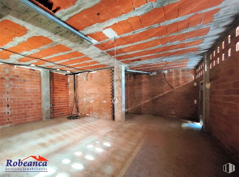 Retail for sale at Avenida Juventud, Ávila, 05003 with lighting, wood, architecture, brick, brickwork, hall, flooring, floor, beam and building around