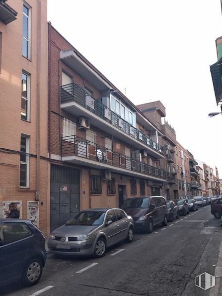 Retail for sale at Calle Papagayo, 22, Carabanchel, Madrid, 28025 with car, tire, building, window, wheel, automotive parking light, land vehicle, vehicle, sky and infrastructure around