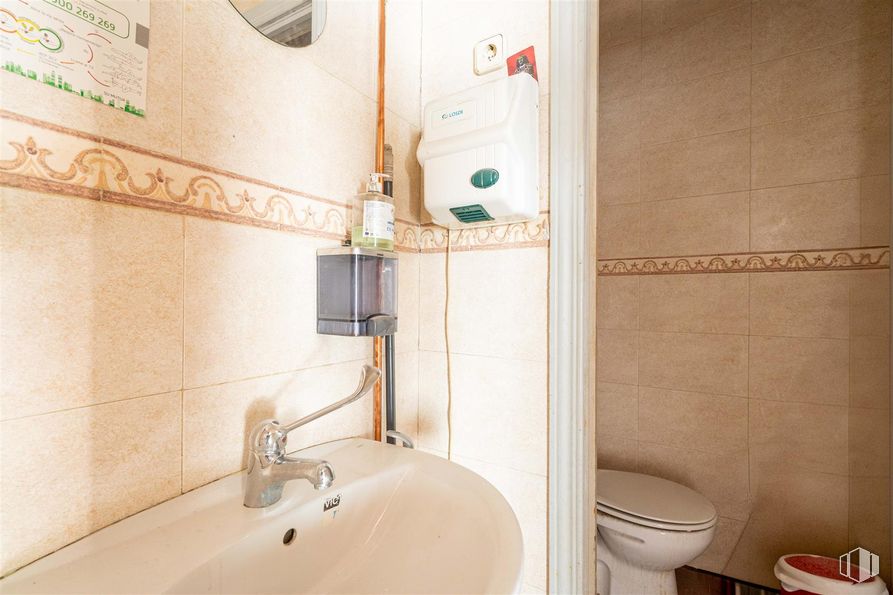 Retail for rent at Avenida Doctor García Tapia, Moratalaz, Madrid, 28030 with toilet, sink, brown, mirror, tap, plumbing fixture, property, bathroom sink, bathroom and building around