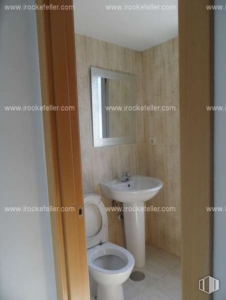 Office for sale & for rent at Zona Adelfas-Retiro, Retiro, Madrid, 28007 with sink, mirror, brown, property, tap, plumbing fixture, bathroom sink, product, fixture, bathroom and wood around