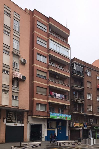 Retail for sale & for rent at Calle Santo Domingo, 3, Talavera de la Reina, Toledo, 45600 with building, property, sky, window, tower block, urban design, condominium, neighbourhood, material property and facade around