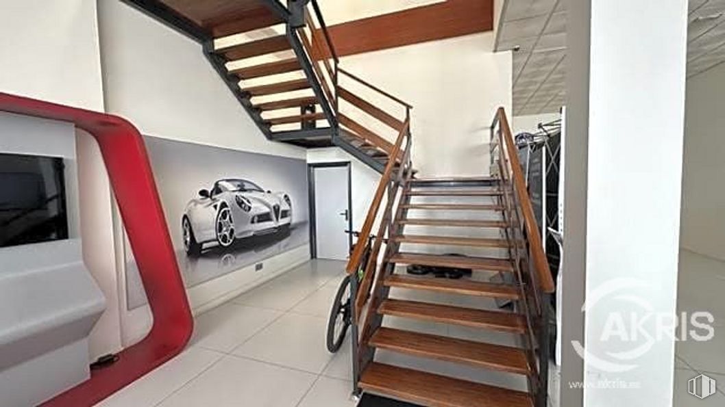 Nave en venta en Avenida Portugal, Talavera de la Reina, Toledo, 45600 con coche, rueda, diseño automovilístico, madera, interiorismo, vehículo, suelo, escaleras, suelos y neumático alrededor