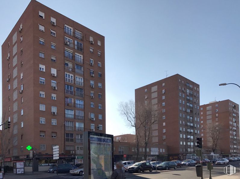 Local en venta en Calle Santa María Reina, 4, Usera, Madrid, 28041 con edificio, cielo, coche, día, propiedad, ventana, rueda, luz de la calle, infraestructura y vehículo alrededor