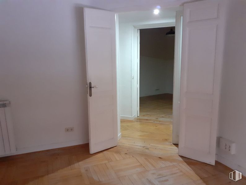 Oficina en alquiler en Zona Arguelles, Moncloa - Aravaca, Madrid, 28008 con puerta, propiedad, accesorio, edificio, madera, suelo, suelos, pintura, casa y propiedad material alrededor