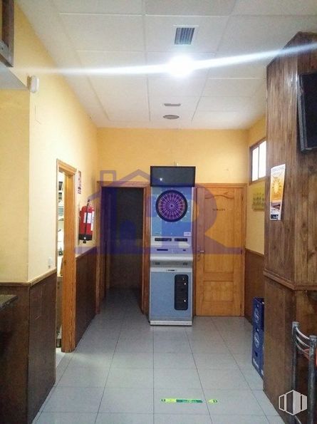 Retail for sale at Zona Reyes Católicos, Cuenca, 16003 with dartboard, home appliance, door, fixture, interior design, floor, flooring, gas, ceiling and building around