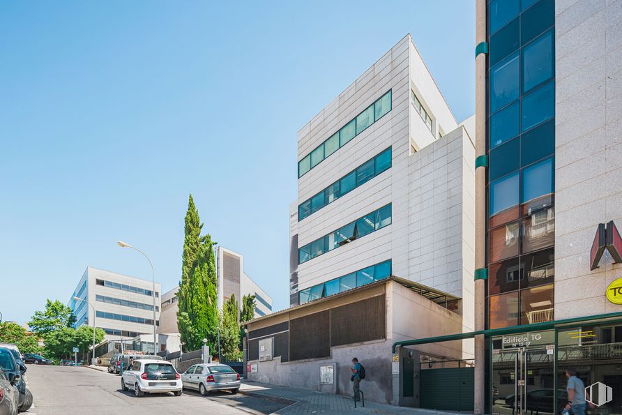 Oficina en alquiler en Calle Alcalá, 474, San Blas - Canillejas, Madrid, 28027 con edificio, ventana, cielo, coche, árbol, vehículo, bloque de pisos, diseño urbano, condominio y edificio comercial alrededor