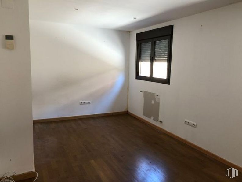 Retail for sale at Calle María Antonia Nebreda, Ávila, 05005 with window, building, fixture, wood, paint, wood stain, hall, flooring, shade and laminate flooring around