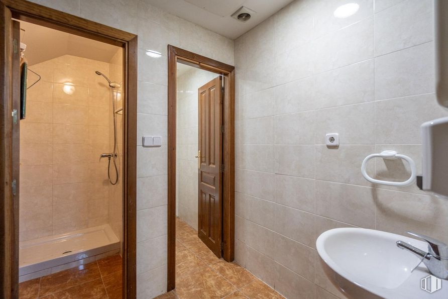 Retail for sale at Travesía de Federico García Lorca, 5, Mejorada del Campo, Madrid, 28840 with sink, tap, flooring, floor, plumbing fixture, interior design, bathroom, room, door and plumbing around