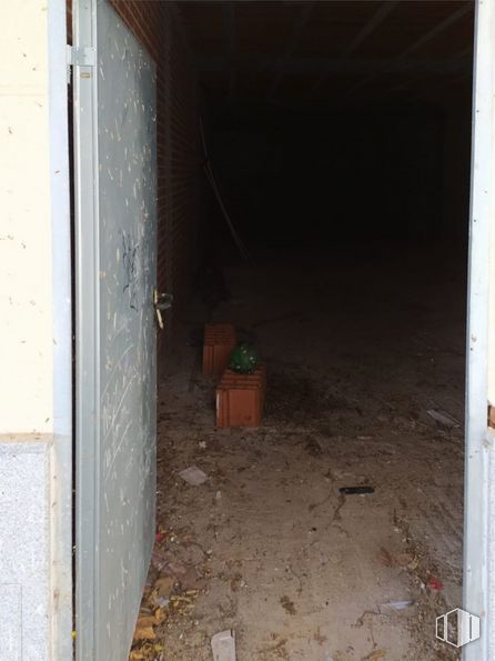 Retail for sale & for rent at Centro urbano, Cabanillas de la Sierra, Madrid, 28721 with door, wood, floor, gas, flooring, tints and shades, concrete, house, building material and composite material around