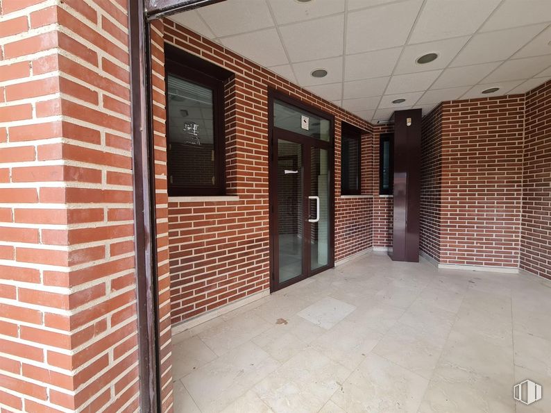 Local en alquiler en Zona centro, Valdemoro, Madrid, 28340 con puerta, ventana, ladrillo, albañilería, madera, edificio, accesorio, suelos, material de construcción y fachada alrededor