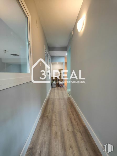 Retail for rent at Zona Peñagrande, Fuencarral - El Pardo, Madrid, 28035 with lighting, building, fixture, wood, flooring, floor, hall, house, ceiling and symmetry around