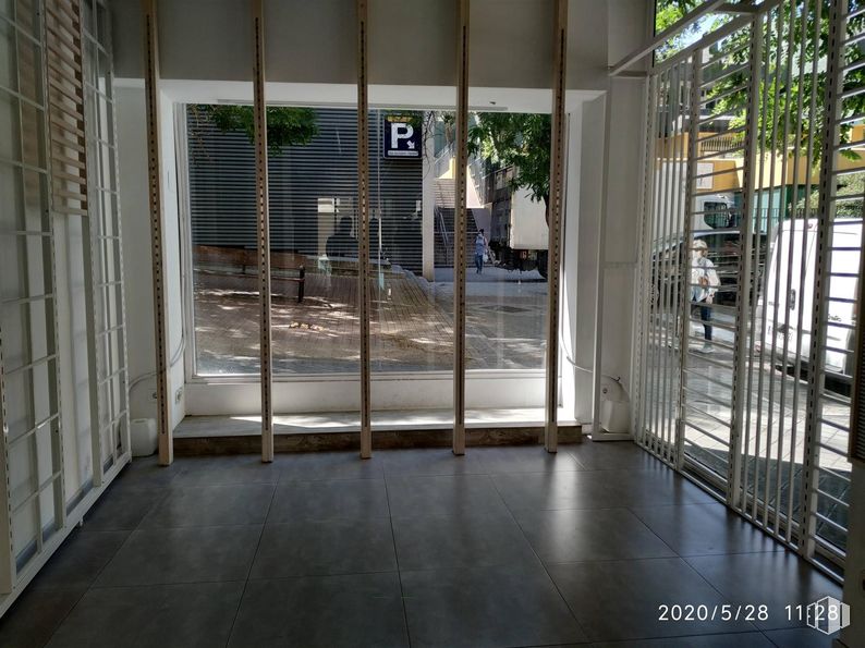 Retail for rent at Calle Ponferrada, 22, Fuencarral - El Pardo, Madrid, 28029 with person, floor, flooring, composite material, glass, metal, iron, concrete, shade and home door around