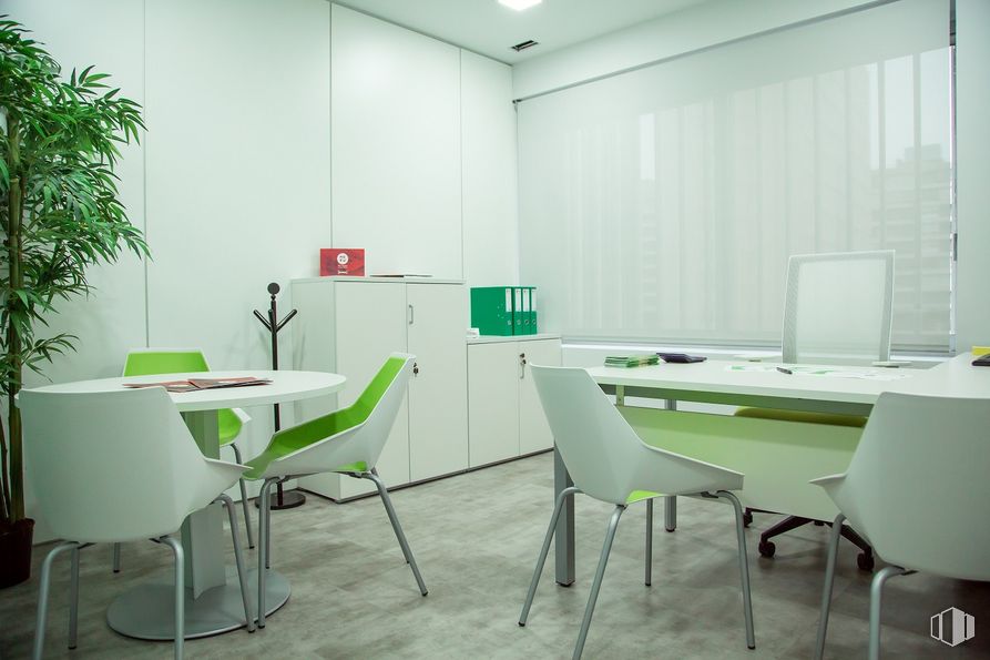 Oficina en alquiler en Estación Chamartín, s/n, Chamartín, Madrid, 28046 con silla, mesa, planta de interior, mueble, edificio, verde, planta, escritorio, diseño de interiores, planta de casa y piso alrededor