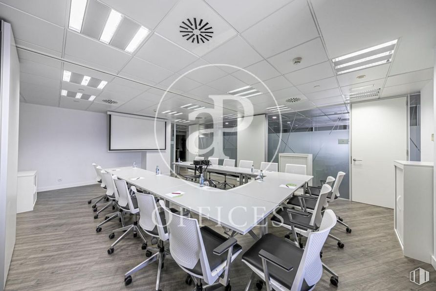 Oficina en alquiler en Paseo Castellana, 79, Tetuán, Madrid, 28046 con silla, edificio, mesa, accesorio, interiorismo, ventana, suelos, hall, inmobiliario y escritorio alrededor