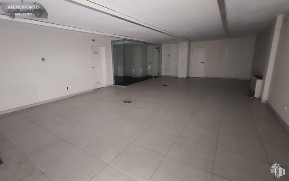 Retail for sale at Zona Vallehermoso, Moncloa - Aravaca, Madrid, 28003 with door, floor, flooring, silver, tile flooring and transparency around