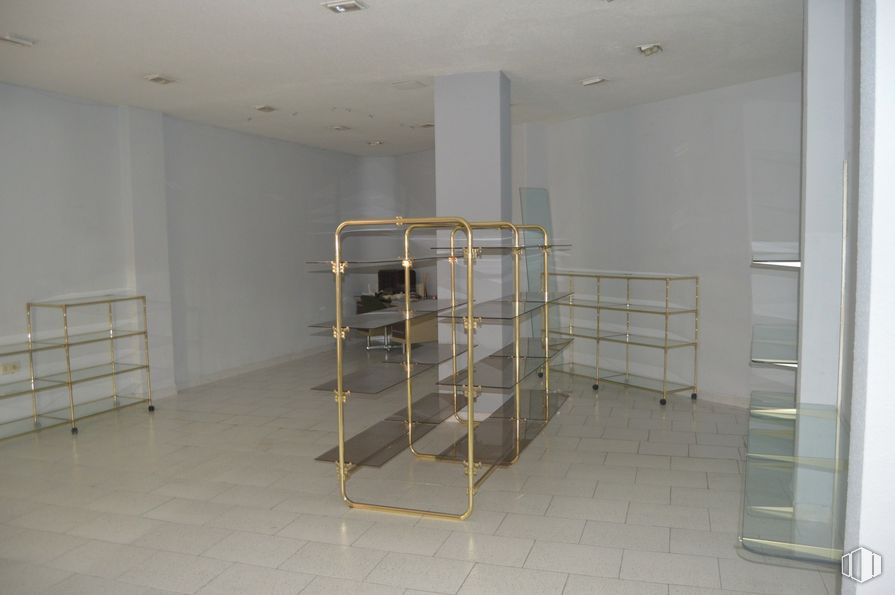 Retail for rent at Calle Prado, 10, Talavera de la Reina, Toledo, 45600 with furniture, bookcase, fixture, flooring, floor, wood, composite material, ceiling, building and glass around