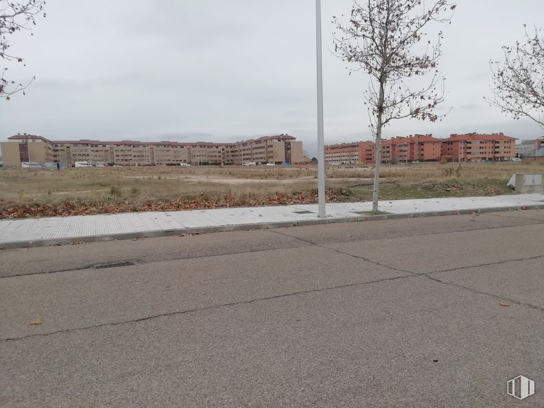 Suelo en venta en Zona Dehesa - Pinar, Navalcarnero, Madrid, 28600 con edificio, cielo, nube, planta, superficie de carretera, asfalto, árbol, lote de tierra, hierba y vía pública alrededor