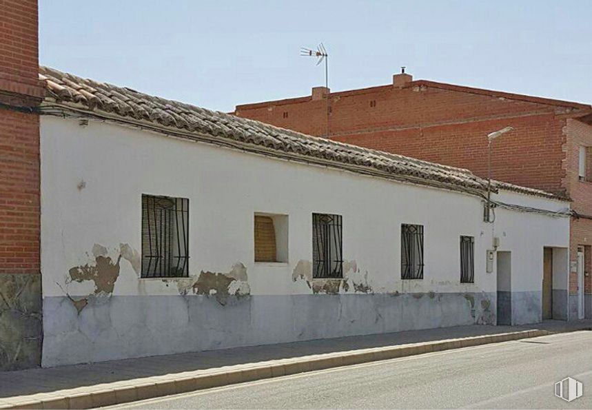 Land for sale at Calle Ribera, 3, Mocejón, Toledo, 45270 with window, animal, house, property, building, sky, plant, fixture, door and neighbourhood around