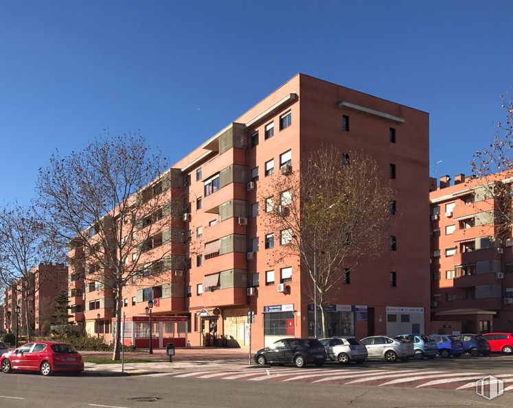 Retail for rent at Calle Ibiza, 6, Humanes de Madrid, Madrid, 28970 with car, building, sky, land vehicle, daytime, property, window, vehicle, wheel and infrastructure around