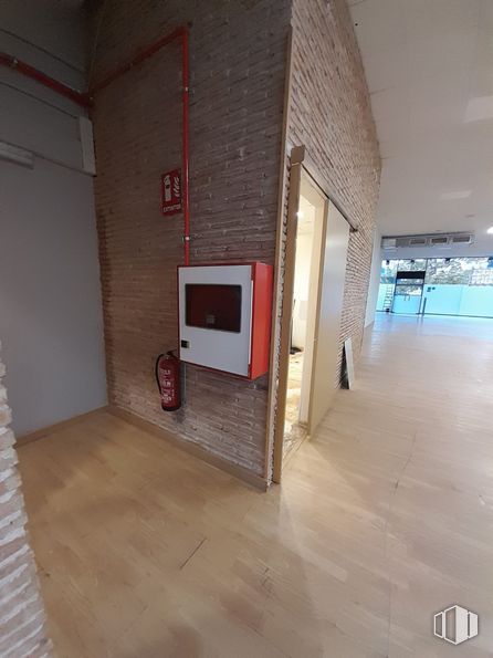 Industrial for sale & for rent at Avenida Madrid, Arganda del Rey, Madrid, 28500 with television, wood, floor, building, hall, flooring, hardwood, gas, house and brick around