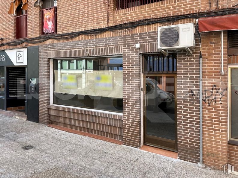 Retail for sale at Zona Jardines del Prado, Talavera de la Reina, Toledo, 45600 with door, window, brickwork, brick, building, wood, urban design, facade, city and road surface around